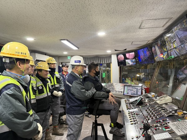 ▲새해 첫날 인천공장을 방문한 장세욱 동국제강 부회장이 사원들을 격려하고 있다.