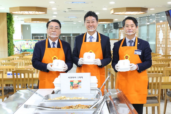 왼쪽부터 임채호 의회사무처장, 김진경 의장, 박호순 의정국장