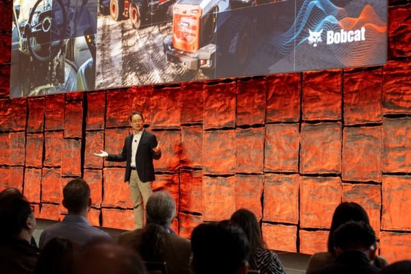 ▲스캇 박 두산밥캣 대표가 5일(미국 현지시간) CES 2026 미디어데이에서 차세대 건설장비기술에 대해 설명을 하고 있다