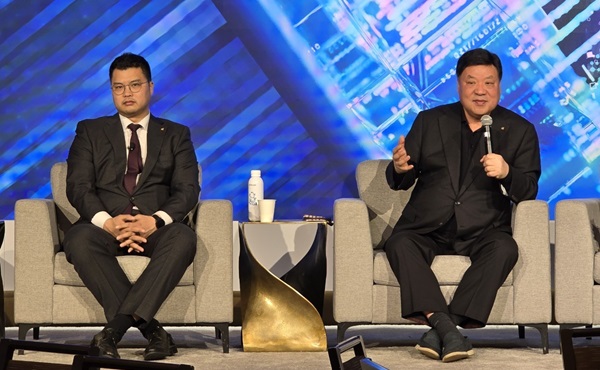 ▲서진석 셀트리온 경영사업부 대표(왼쪽), 서정진 셀트리온 그룹 회장