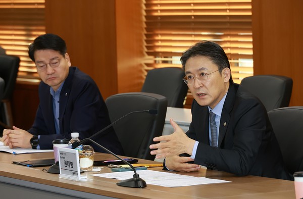 ▲권대영 증권선물위원장(금융위 부위원장)이 14일 오전 서울 여의도 한국거래소에서 개최한 주가조작 근절 합동대응단 확대방안 검토 회의에서 금융위원회, 금융감독원, 한국거래소와 주가조작 근절 합동대응단의 효과를 지속·향상시키기 위한 합동대응단 확대 방안에 대해 논의, 확정했다.