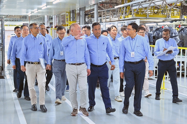▲정의선 현대차그룹 회장이 현대차 인도 첸나이공장 임직원들과 함께 생산 라인을 점검하고 있다