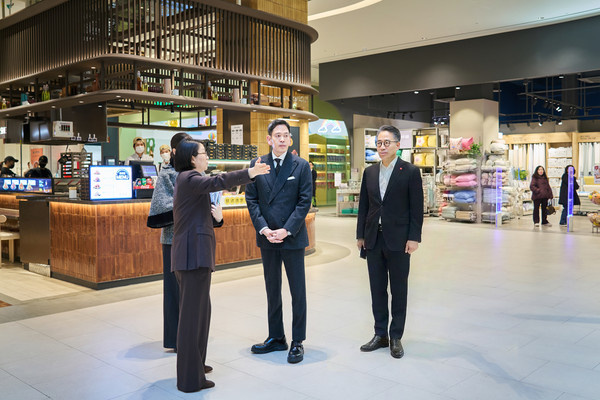 ▲(왼쪽부터) 정용진 신세계그룹 회장이 임영록 경영전략실장 겸 신세계프라퍼티 대표이사 사장과 스타필드 빌리지 운정 1층 바이츠 플레이스에 입점한 맛집들을 보는 모습.