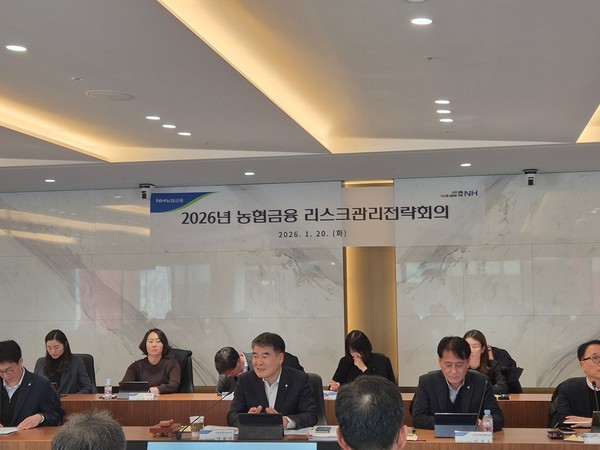 ▲양재영 농협금융 리스크관리부문장(앞줄 왼쪽에서 두번째)이 당부 사항을 전달하고 있다.