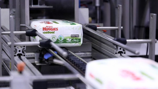 ▲유한킴벌리 대전 공장에서 생산 중인 이른둥이 기저귀