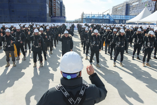 ▲계룡건설 임직원들이 안전결의 구호를 제창하고 있다.