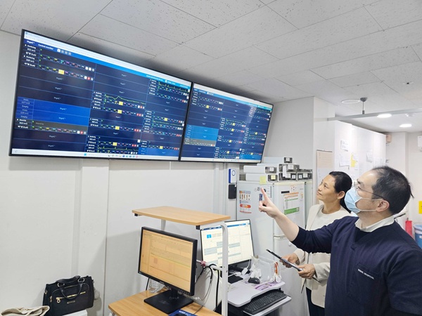 신일병원 의료진이 씽크를 보며 환자 상태를 확인하는 모습