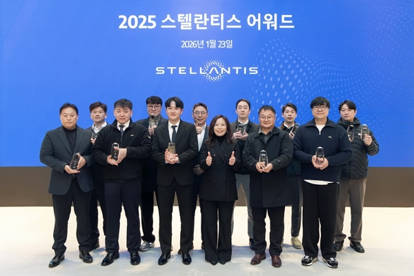 ▲(왼쪽 7번째) 방실 스텔란티스코리 대표가 AS 부문 전체 수상자