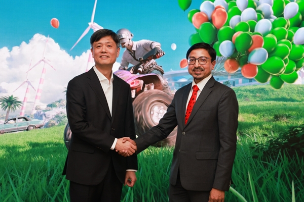 ▲(왼쪽부터) 장병규 크래프톤 이사회 의장과 고랑랄 다스 주한인도대사가 지난 23일 크래프톤 서울 본사에서 회동을 갖고 기념촬영을 하고 있다.