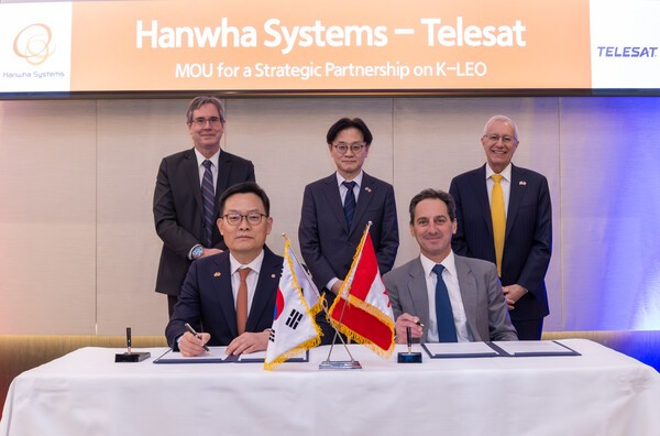 ▲손재일 한화시스템 대표(앞줄 왼쪽)와 댄 골드버그 텔레셋 대표