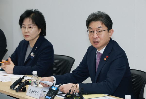 ▲이억원 금융위원장(오른쪽)과 김은경 신용회복위원회 위원장