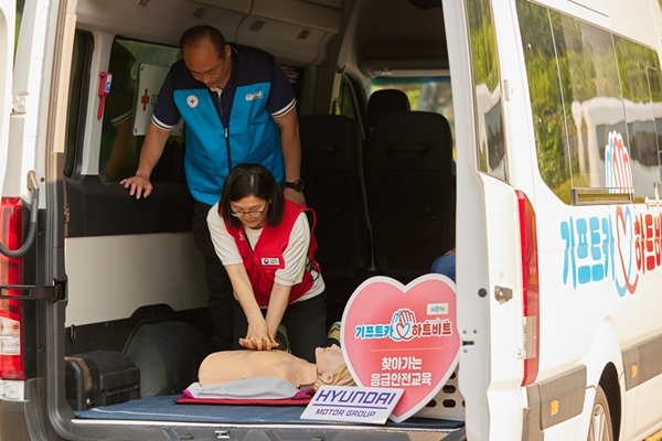 14회 기프트카 캠페인에 참가한 참가자가 심폐소생술 교육을 받고 있다.