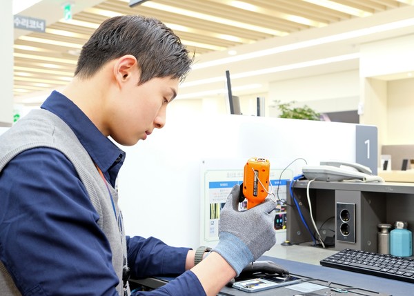 ▲삼성전자서비스 엔지니어가 스마트폰 디스플레이 단품 수리를 진행하고 있다.