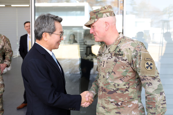 지난 2일 김동연 경기도지사가 수원특별시에 있는 '도담소'를 방문해 미8군 소속 힐버트 중장과 만나 한미동맹 협력을 강화키 위한 의지를 다졌다.