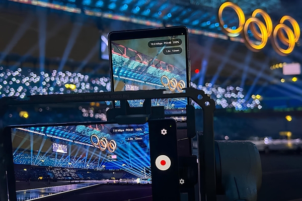 ▲2026 밀라노 코르티나 동계올림픽 개막식이 펼쳐진 밀라노 산 시로 올림픽 스타디움에서 '갤럭시 S25 울트라'로 행사를 촬영하는 모습