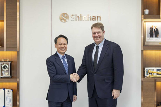 ▲ 지난달 29일 진옥동 신한금융그룹 회장(왼쪽)과 제이슨 리케이트 씨티그룹 글로벌 기업금융 총괄이 면담을 마치고 기념 촬영하는 모습