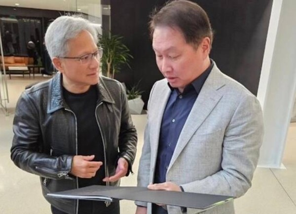 ▲지난 2024년 최태원 SK그룹 회장과 젠슨 황 엔비디아 최고경영자(CEO)가 미국 실리콘밸리에서 만난 모습.