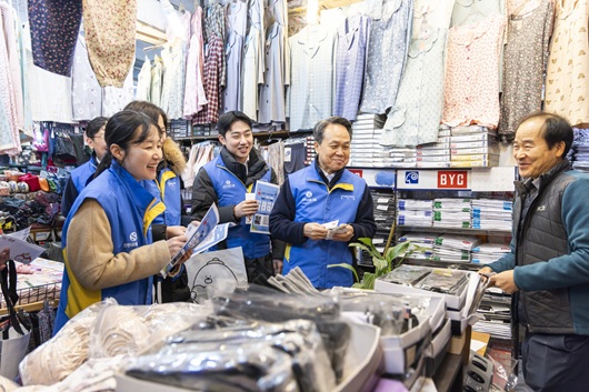 ▲ 진옥동 신한금융그룹 회장(오른쪽에서 두번째)과 임직원들이 10일 남대문시장을 방문해 상인과 이야기를 나누고 있다.
