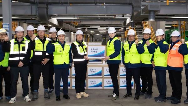 ▲노삼석 대표(사진 왼쪽 네 번째)와 조현민 사장(앞줄 오른쪽 다섯 번째)이 설 특수기 격려품을 전달하고 있다.