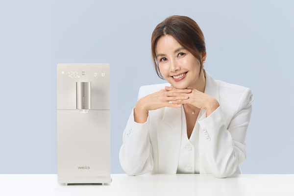 ▲배우 신애라가 교원 웰스 정수기와 함께 포즈를 취하고 있다.