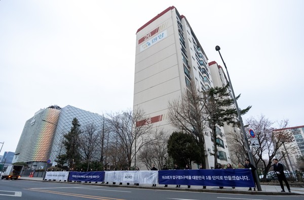 ▲DL이앤씨 임직원들이 참여한 압구정5구역 출근길 인사