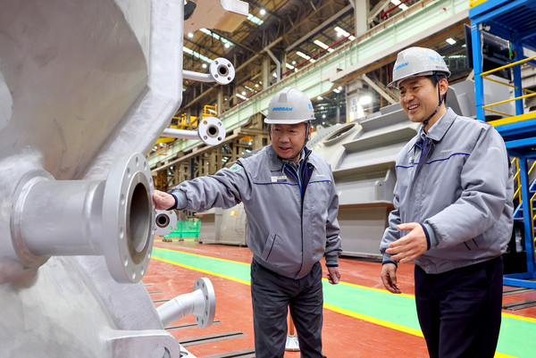 ▲박정원 두산그룹 회장(왼쪽)이 11일 경남 창원 두산에너빌리티 사업장을 방문해 제작 중인 발전용 가스터빈 제품을 살펴보고 있다.