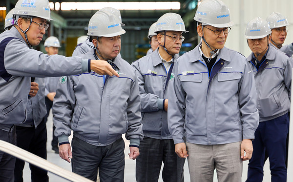 ▲박정원 두산그룹 회장(왼쪽에서 두번째)이 11일 경남 창원 두산에너빌리티 사업장을 방문해 소형모듈원전(SMR) 제작라인을 둘러보고 있다.