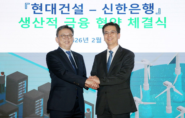 ▲정상혁 신한은행장(왼쪽)과 이한우 현대건설 대표이사가 기념촬영하는 모습.