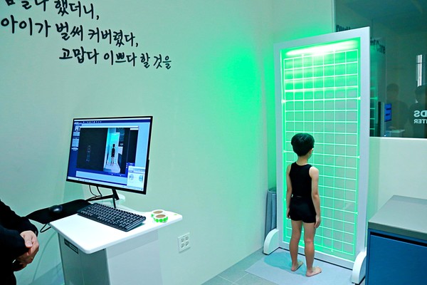 ▲타임빌라스 수원 '슈퍼키즈성장센터'에서 검사를 받는 어린이의 모습.