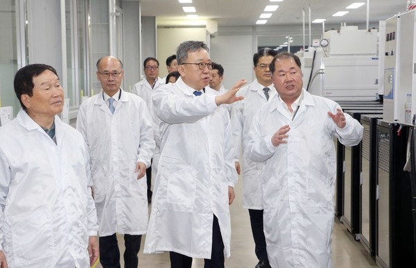 ▲정상혁 신한은행장이 디와이피 화성 공장을 방문해 홍순겸 디와이피 회장(앞줄 왼쪽)과 양준규 사장(앞줄 오른쪽)으로부터 설명을 듣고 있는 모습.