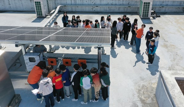 ▲대구 신흥초등학교 학생들이 맑은학교 만들기를 통해 건물 옥상에 설치된 태양광 설비를 살펴보고 있다.