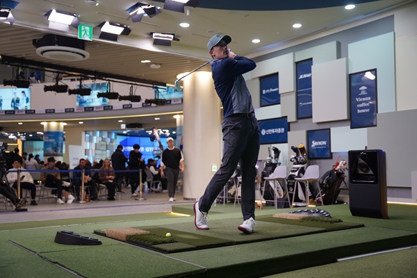 ▲지난 7일 진행된 GTOUR 2차 대회에서 초청선수로 출전한 미국 GOLFZON TOUR 시즌2 우승팀 경력의 더글라스 피에스코 선수가 연습 스윙을 하고 있다./사진=골프존