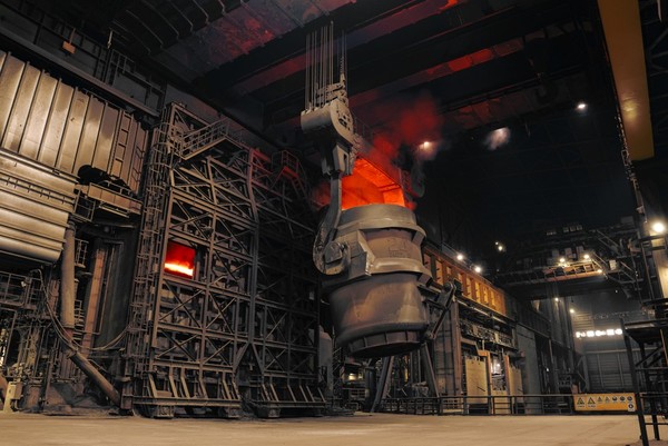 ▲자율조업이 적용된 포항제철소 2제강 전로