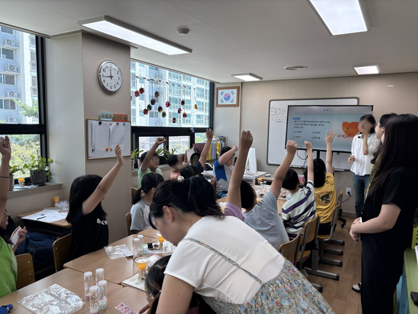 ▲롯데하이마트 'Hi-과학교실'에 참여한 어린이들이 수업에 열중하고 있다.