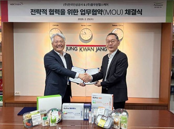 ▲임왕섭 KGC인삼공사 대표(왼쪽), 김진홍 풀무원헬스케어 대표