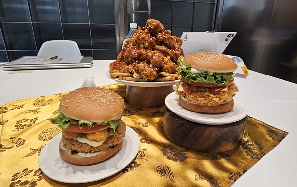 ▲(왼쪽부터) 후덕죽 통새우버거, 후덕죽 빅싸이순살맥스, 후덕죽 싸이버거