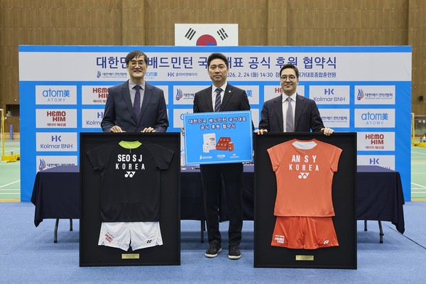 ▲ (왼쪽부터) 윤용순 애터미 대표, 김동문 대한배드민턴협회 회장, 이승화 콜마비앤에이치 대표가 기념사진을 촬영하고 있다.