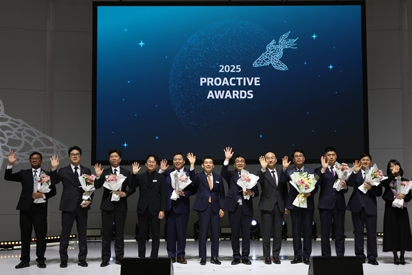 ▲안종선 한국타이어앤테크놀로지 공동 대표(왼쪽 여섯 번째)와 이상훈 사장(왼쪽 여덟 번째)  수상자들이 기념촬영하고 있다