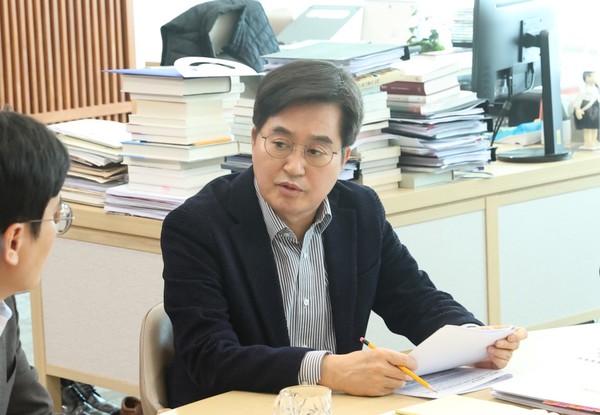 ▲김동연 경기도지사가 9일 '중동 정세 악화 대응 경기도 긴급 대책 회의'에서 주요 실·국장과 논의하고 있다. 사진=경기도