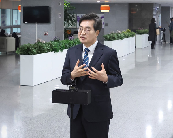 ▲김동연 경기도지사가 10일 '서울 5호선 김포검단 연장사업'이 예비타당성조사를 최종 통과에 대한 소감을 말하고 있다. 사진=경기도 