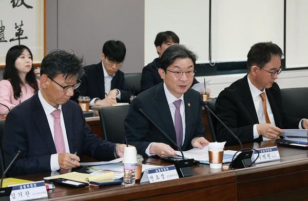 ▲이억원 금융위원장이 11일 오전 서울 종로구 정부서울청사에서 금융감독원, 연구기관 및 금융시장 전문가 등과 함께 개최한 금융시장 리스크 점검회의를 주재했다.