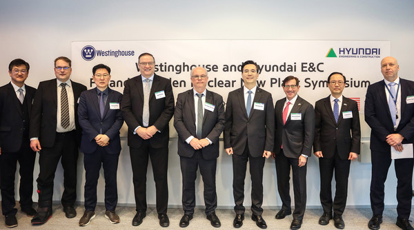 ▲10∼11일(현지시간) 핀란드 헬싱키 비즈니스 핀란드 본사에서 열린 ‘핀란드·스웨덴 신규 원전 건설 심포지엄’에서 이한우 현대건설 대표이사(왼쪽 여섯 번째) 등 주요 참석자들이 기념 촬영을 하고 있다. 