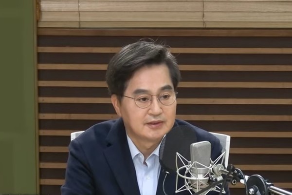 ▲김동연 경기도지사가 16일 오전 8시경 MBC 라디오 '김종배의 시선집중'에 출연해 질의에 답하고 있다. 사진=MBC 보이는 라디오 방송 갈무리