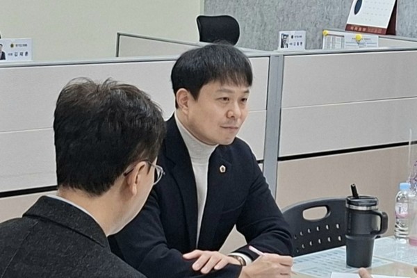 ▲유영일 경기도의회 소속 도시환경위원회 부위원장(안양5)이 16일 안양상담소에서 에너지기술공유대학 인력양성사업 재정지원 계획에 대한 보고를 받고 있다. 사진=경기도