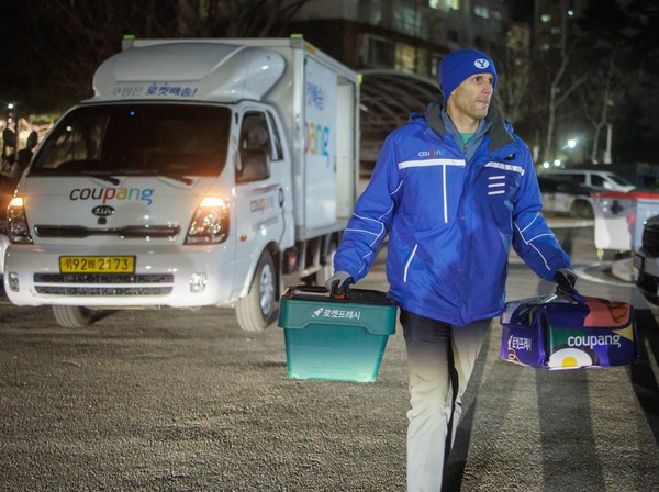 ▲해롤드 로저스 쿠팡 임시대표가 새벽배송 기사 직무를 경험하고 있다. 사진=쿠팡