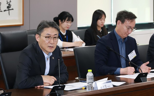 ▲권대영 금융위원회 부위원장이 26일 오후 서울 종로구 정부서울청사에서 경찰청, 금융감독원, 금융보안원, 은행연합회, 저축은행중앙회, 농협·수협·신협중앙회, 여신금융협회 등과 함께 보이스피싱 대응 간담회를 개최했다.