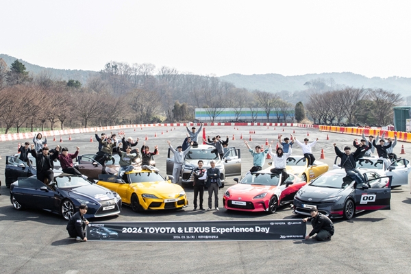 ▲‘2026 토요타·렉서스 익스피리언스 데이’에 참가한 학생들이 기념 촬영하고 있다