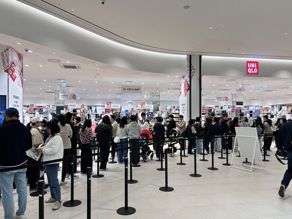 ▲27일 오전 10시경 '유니클로 스타필드 빌리지 운정점' 매장 입구에 이미 150여명이 대기하고 있다. 곳곳에 유아차 동반 고객이 눈에 띈다. 사진=이예원 기자