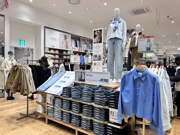 ▲매장 전면에 진열된 '배기 커프 진' 사진=이예원 기자