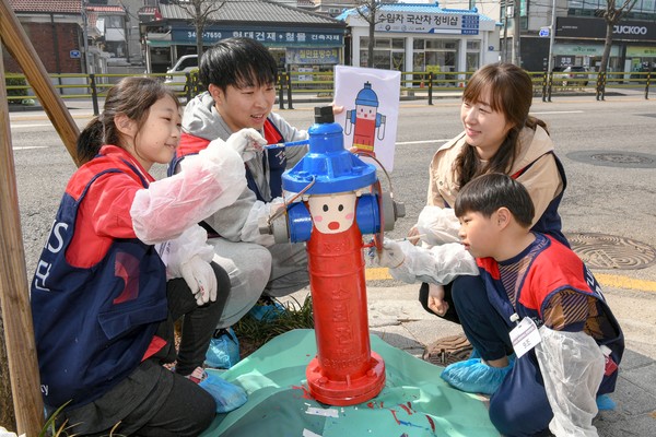 ▲현대모비스 임직원과 가족들이 서울시 도봉구 일대 지상식 소화전 도색 봉사활동을 하고 있는 모습